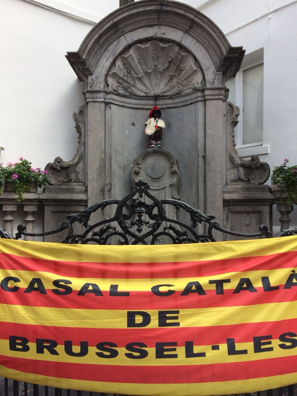 Trobada al Manneken Pis per la Diada